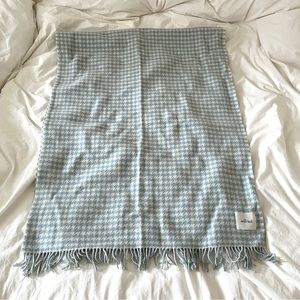 Aritzia Wilfred large blanket wool scarf houndstooth blue/white